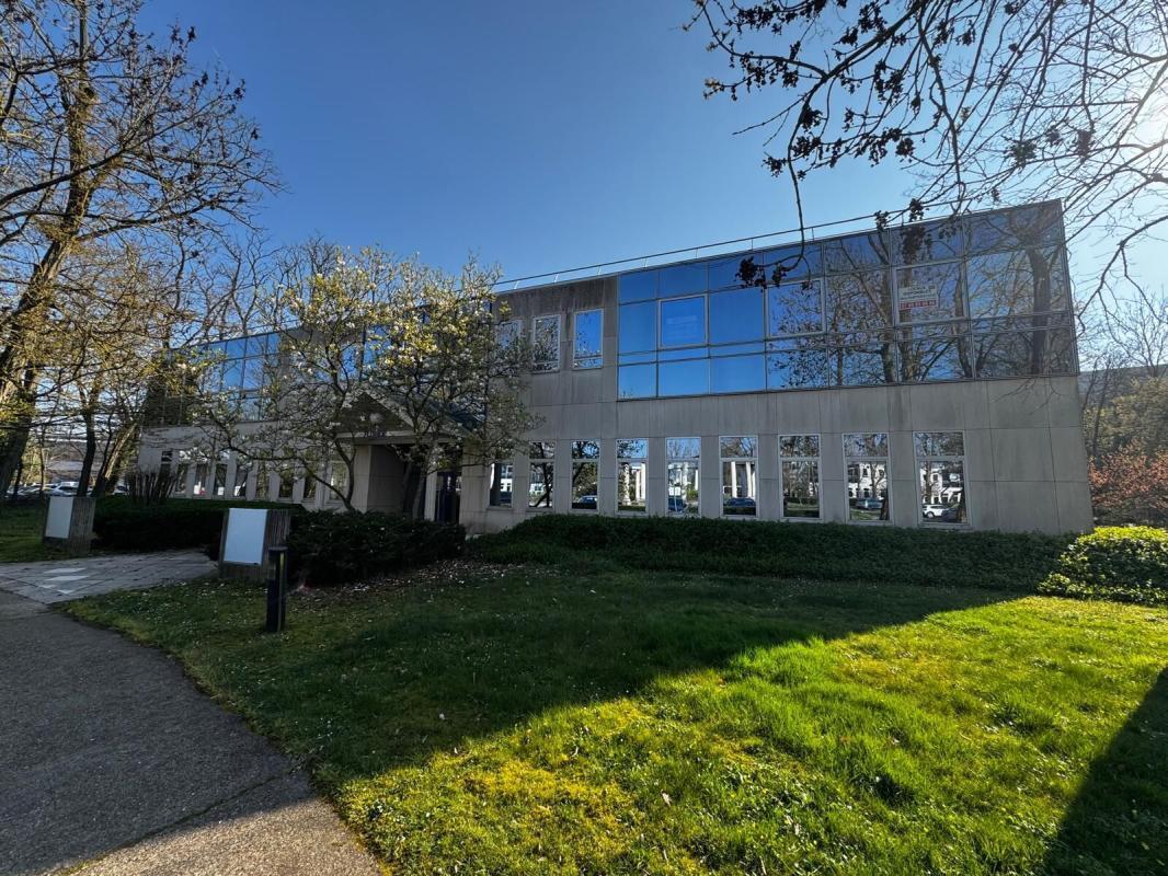 Office in Eragny for sale Building Photo- Image 1 of 17