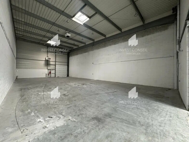 Light Industrial in Stains to rent - Building Photo - Image 2 of 10