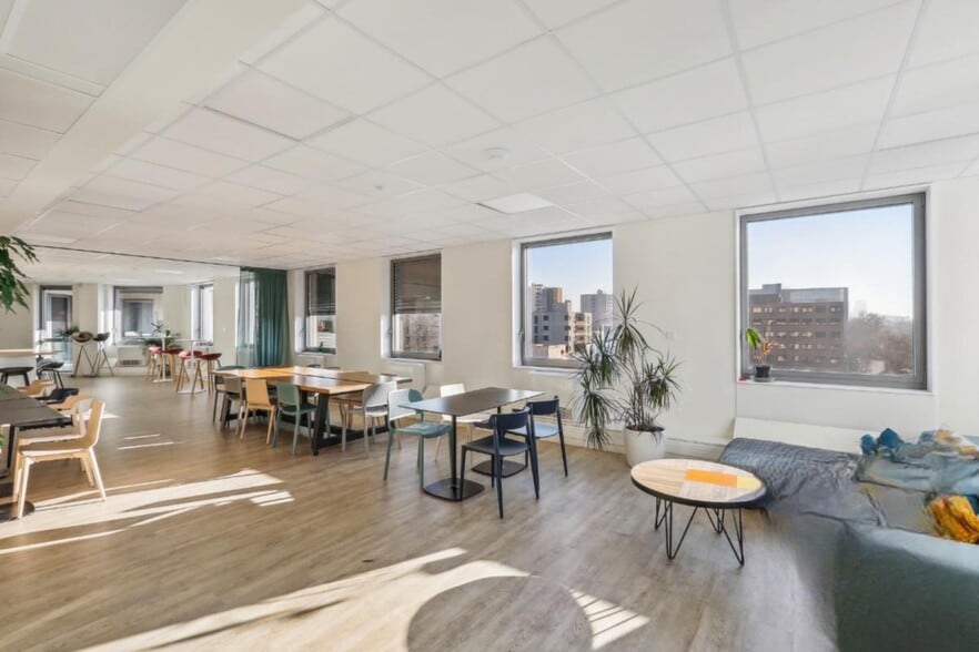 81 Boulevard De La Bataille De Stalingrad, Villeurbanne to rent - Building Photo - Image 3 of 17