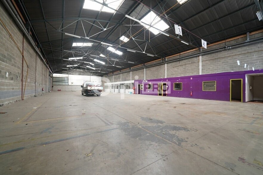 Industrial in Vénissieux to rent - Interior Photo - Image 2 of 8