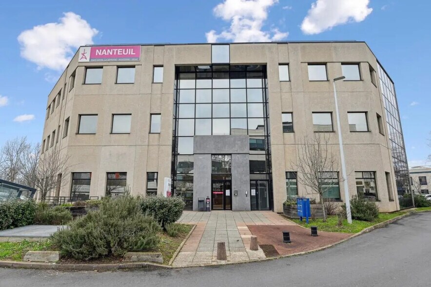 11-19 avenue de l'Ile Saint Martin, Nanterre to rent - Building Photo - Image 1 of 1
