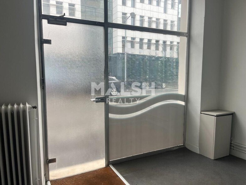 Retail in Lyon to rent - Interior Photo - Image 2 of 5