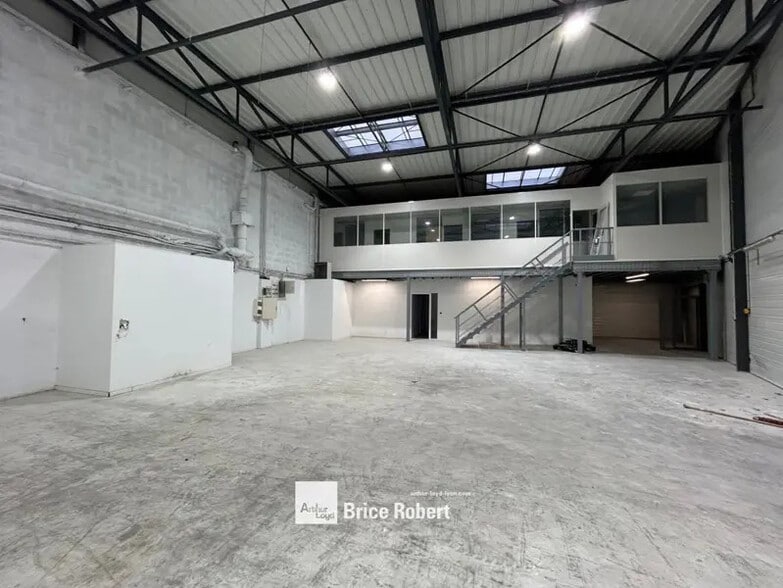 Light Industrial in Saint-Priest to rent - Interior Photo - Image 2 of 6