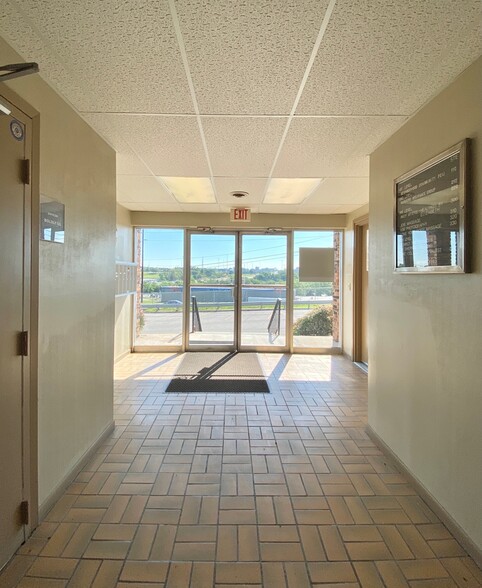 4848 S 120th St, Omaha, NE for rent - Lobby - Image 2 of 2