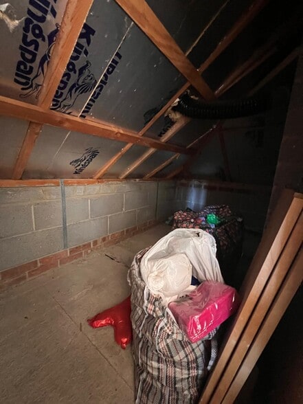 1 Teck Close, Isleworth to rent - Interior Photo - Image 2 of 19