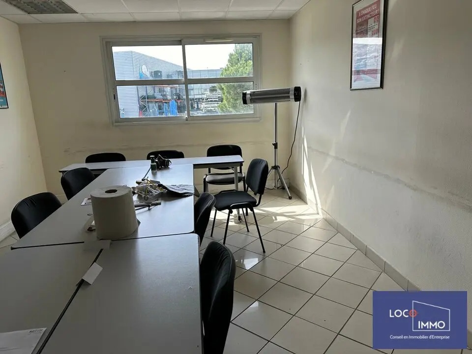Location Entrepôt 430 m² - Photo 1