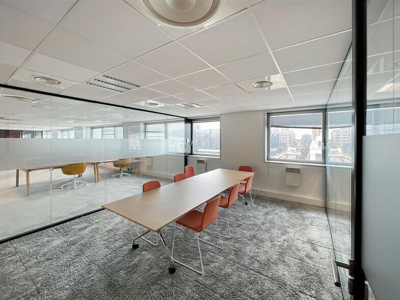 Office in Noisy-le-Grand to rent - Interior Photo - Image 1 of 2