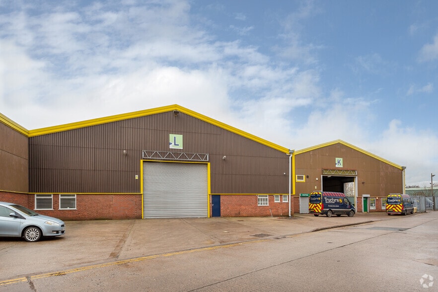 Atherstone St, Tamworth to rent - Building Photo - Image 2 of 22