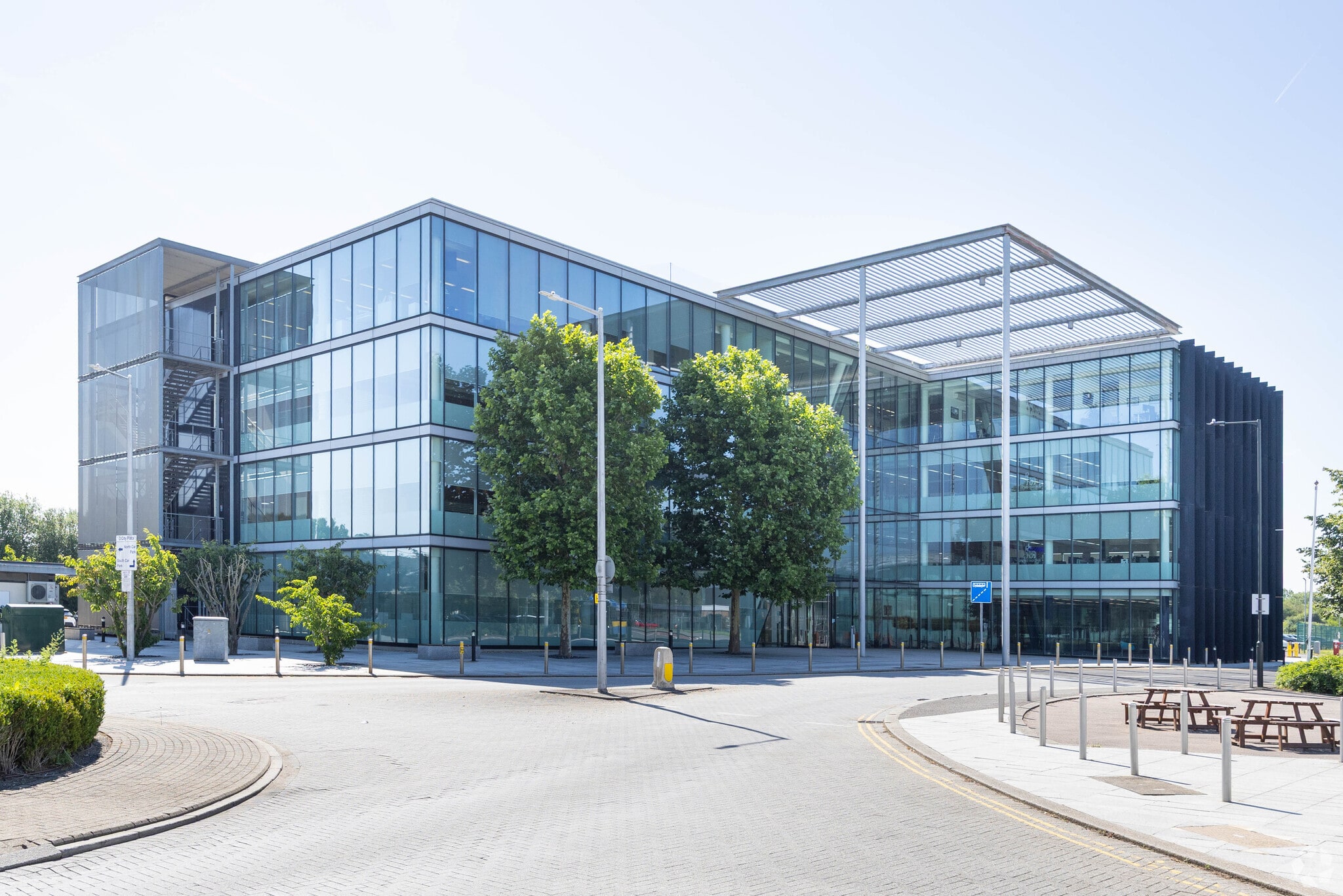 3 Beehive Ring Rd, Gatwick to rent Primary Photo- Image 1 of 9