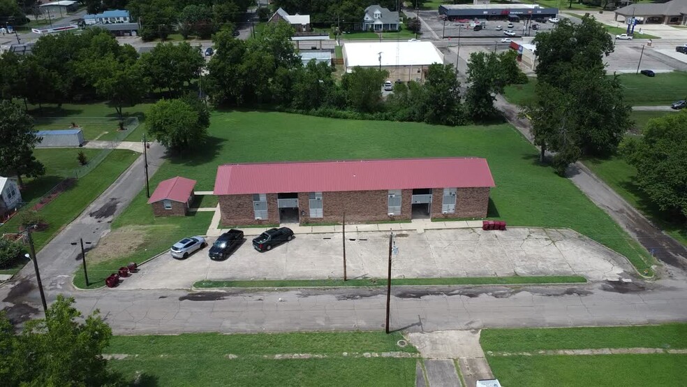 800 W Washington St, Clarksville, TX for sale - Commercial Listing Video - Image 2 of 29