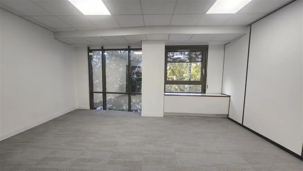 Office in La Garenne-Colombes to rent - Building Photo - Image 1 of 6