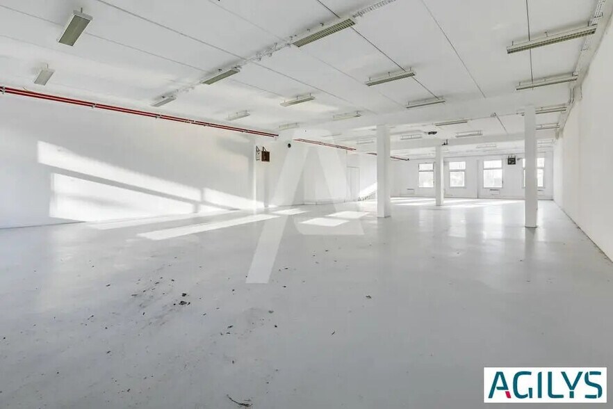 Light Industrial in Les Ulis to rent - Interior Photo - Image 1 of 5