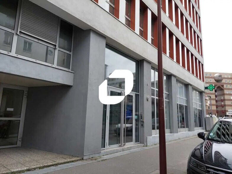 6 Avenue Gustave Eiffel, Montigny-le-Bretonneux to rent - Building Photo - Image 3 of 18