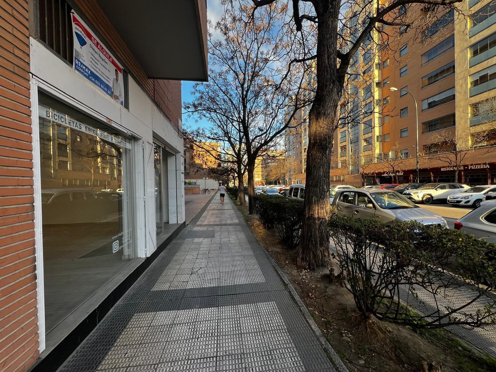 Retail in Zaragoza, Zaragoza to rent Building Photo- Image 1 of 25
