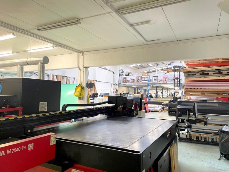 Light Industrial in Argenteuil to rent - Interior Photo - Image 2 of 5
