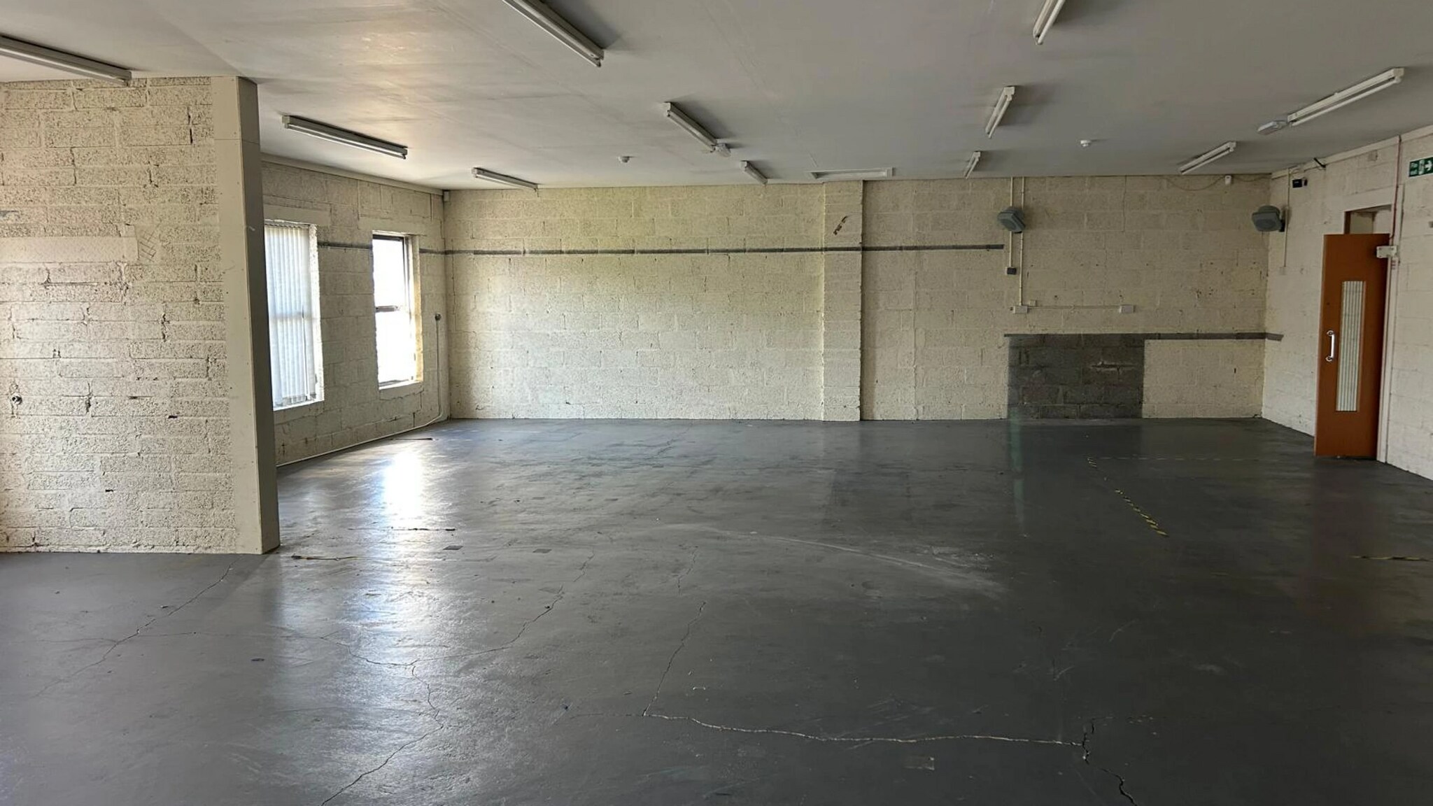 6-8 Main St, Ballynahinch to rent Interior Photo- Image 1 of 2