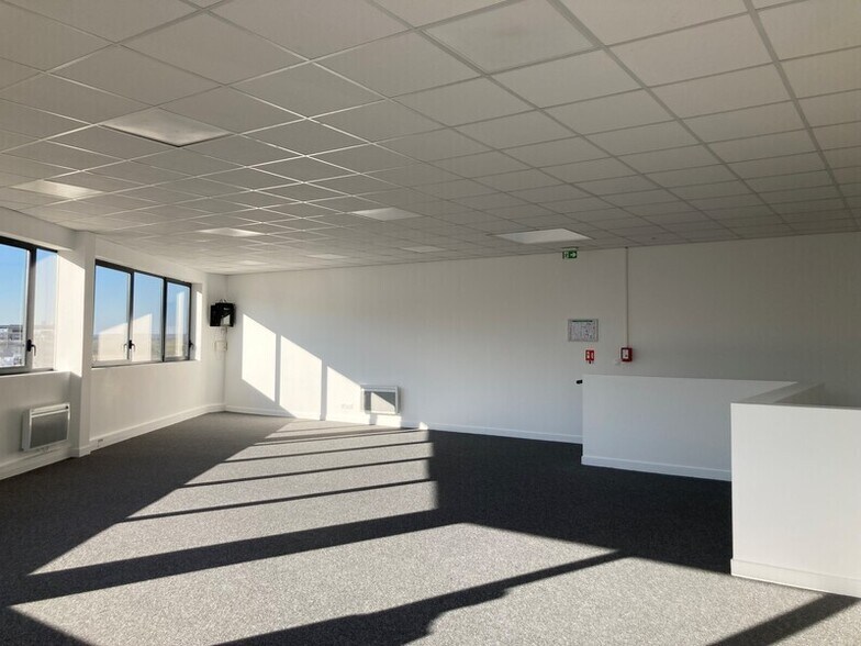 6 Boulevard Georges Marie Guynemer, SAINT CYR L ECOLE to rent - Interior Photo - Image 3 of 7