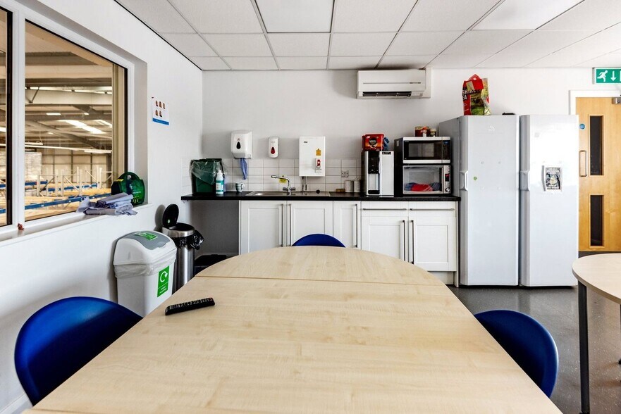 Stafford Dr, Shrewsbury to rent - Interior Photo - Image 3 of 6