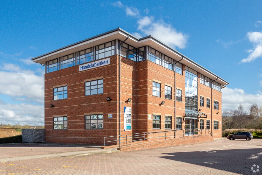 10 Waterside Way, Northampton to rent - Primary Photo - Image 1 of 3