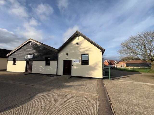 Old Crawley Rd, Horsham to rent - Building Photo - Image 1 of 1