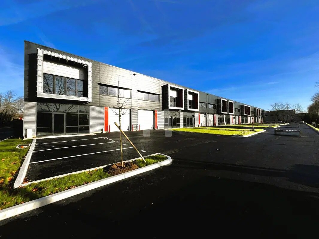 Light Industrial in Bondoufle to rent Building Photo- Image 1 of 13