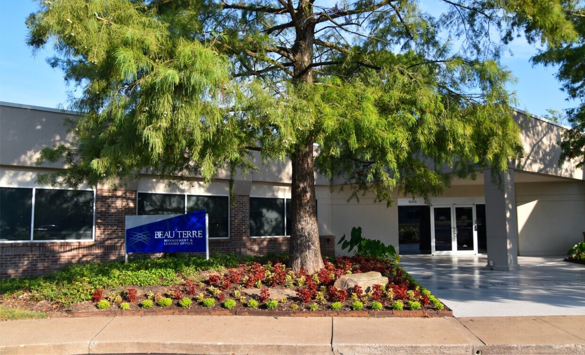 1005 Beau Terre Dr, Bentonville, AR to rent Interior Photo- Image 1 of 11