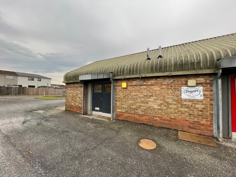 St Andrews Way, Livingston to rent - Building Photo - Image 2 of 14