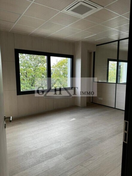 Office in Neuilly-sur-Marne to rent - Interior Photo - Image 1 of 3