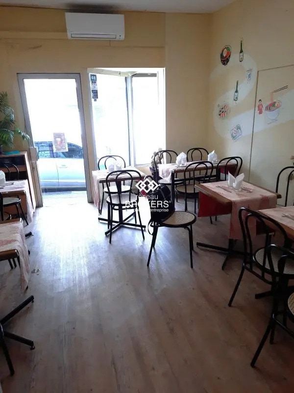 Retail in Marseille to rent Interior Photo- Image 1 of 6