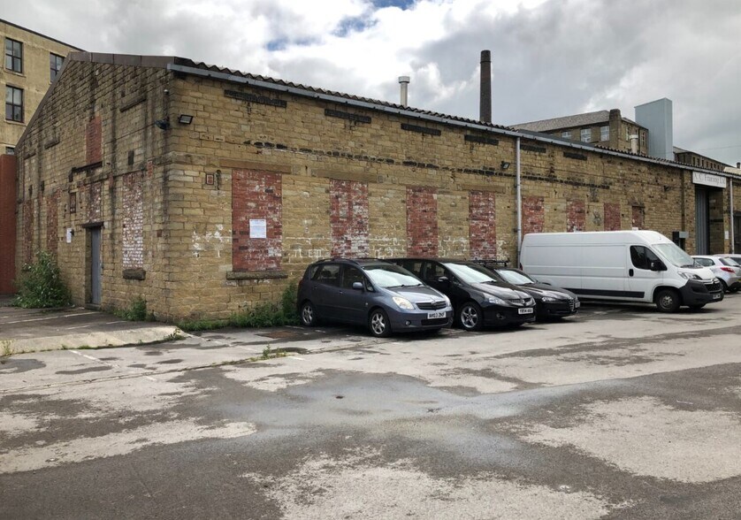 Colne Rd, Huddersfield to rent - Building Photo - Image 2 of 2