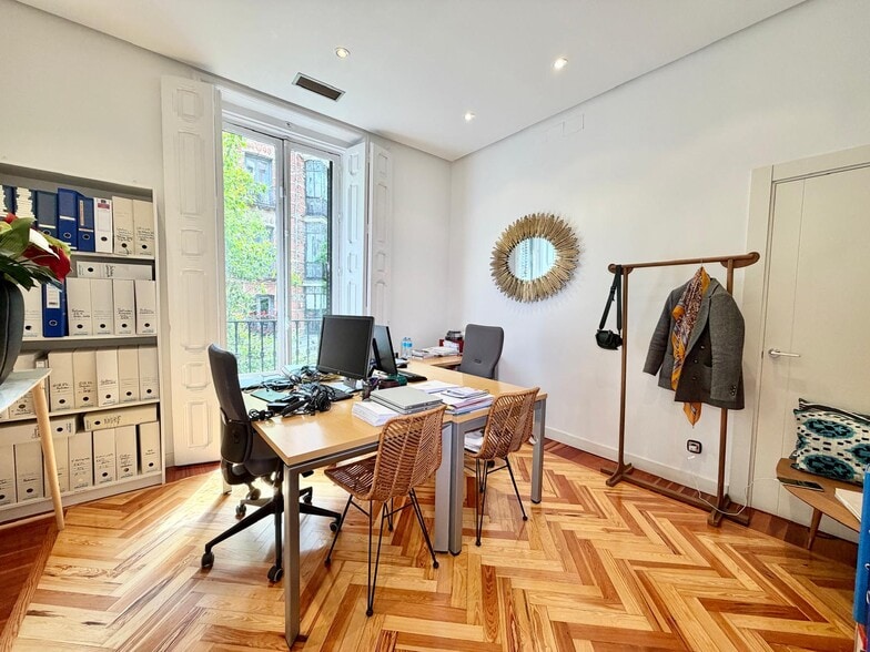 Office in Madrid, Madrid to rent - Building Photo - Image 1 of 2