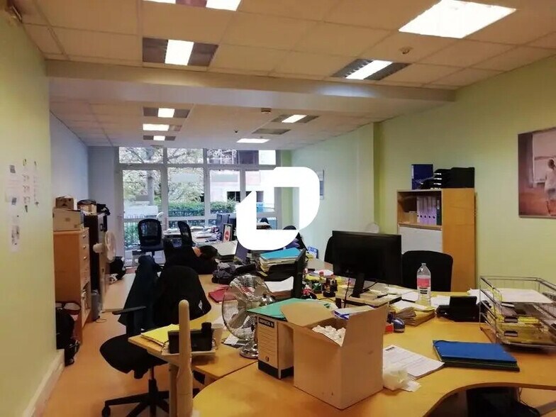 Office in Levallois-Perret to rent - Interior Photo - Image 1 of 5