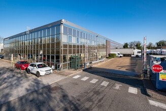87 Central Way, Feltham to rent Building Photo- Image 2 of 16