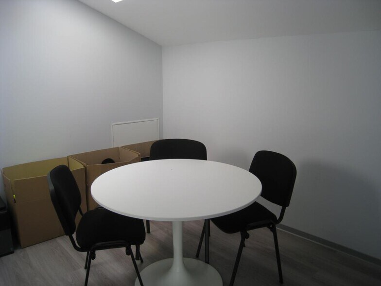 Office in Aubagne to rent - Building Photo - Image 2 of 5