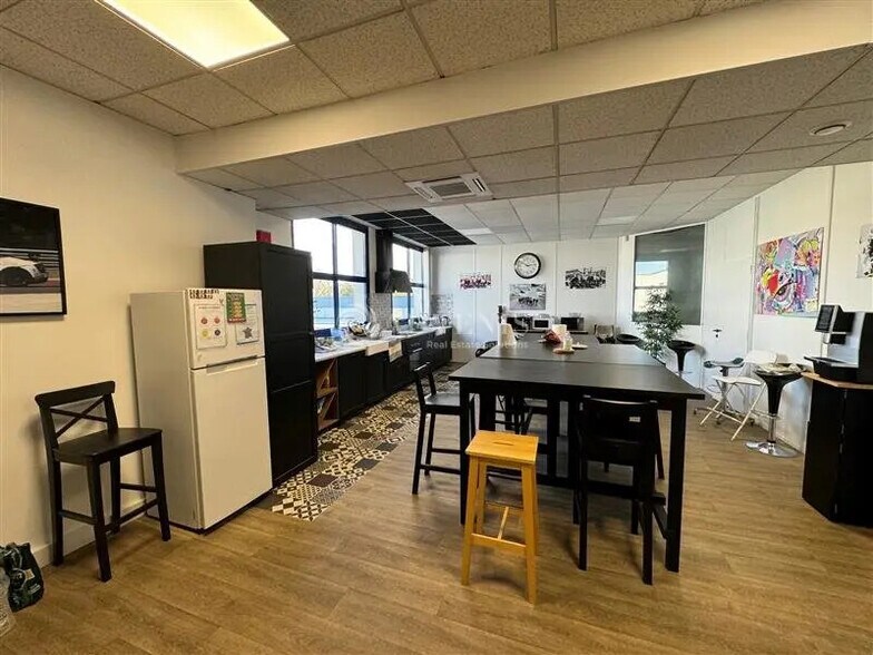 Light Industrial in Croissy-Beaubourg to rent - Interior Photo - Image 3 of 7