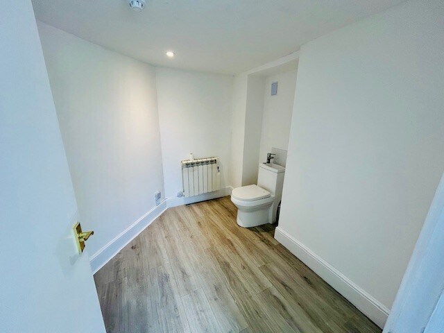 4 Bridge St, Hungerford to rent Interior Photo- Image 1 of 2