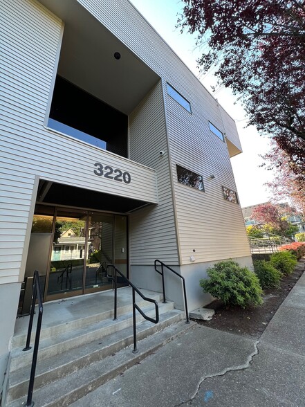 3220 SW First Ave, Portland, OR for rent - Building Photo - Image 1 of 14