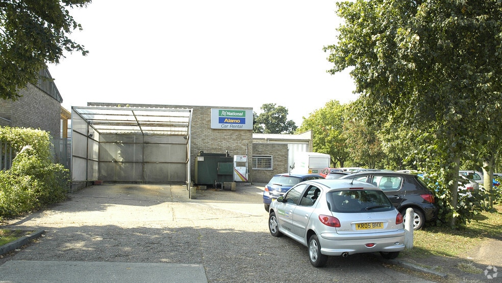 39 Crompton Rd, Stevenage to rent - Building Photo - Image 2 of 3