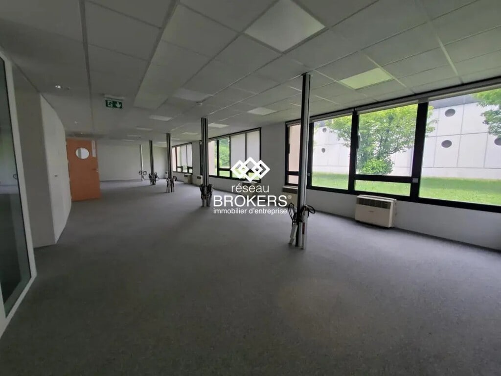 Location Bureaux 437 m² - Photo 1