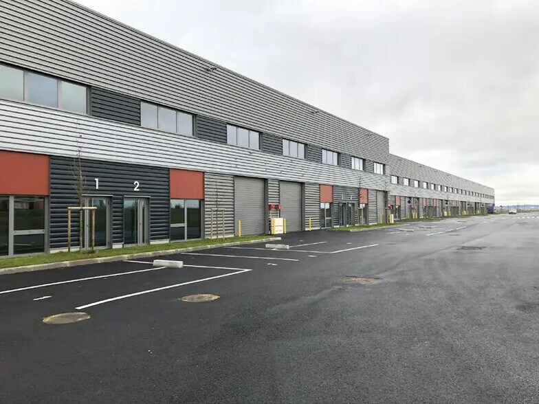 Light Industrial in Le Thillay to rent - Building Photo - Image 2 of 12