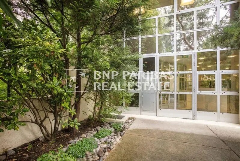 Office in Courbevoie to rent - Lobby - Image 1 of 8