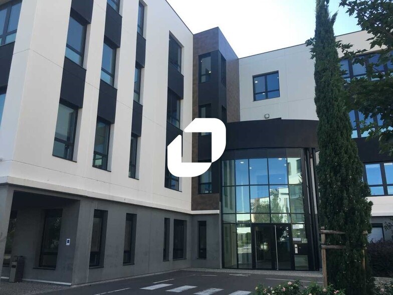 Office in Genas to rent - Building Photo - Image 1 of 8