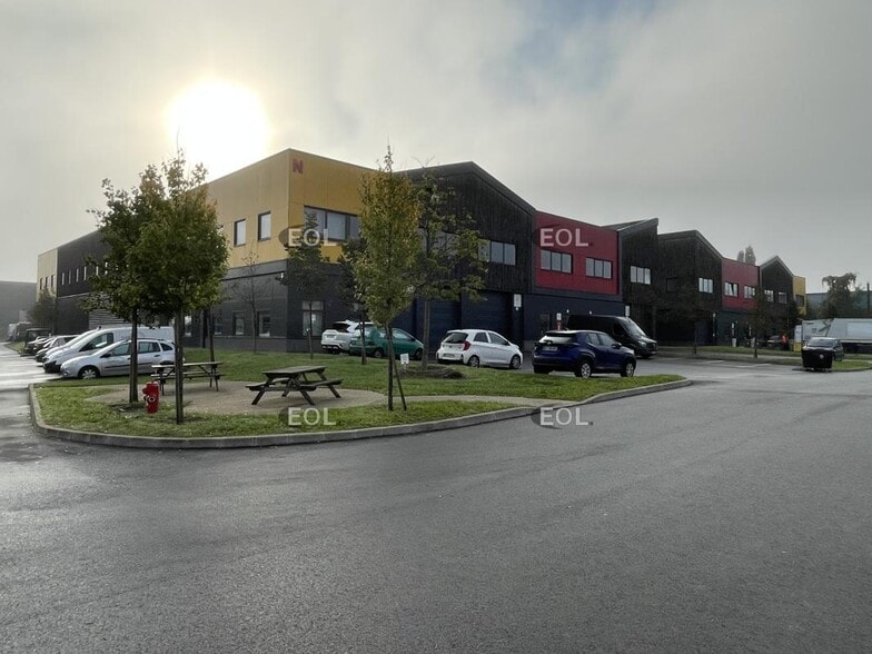 Light Industrial in Cormeilles-en-Parisis to rent - Building Photo - Image 2 of 9