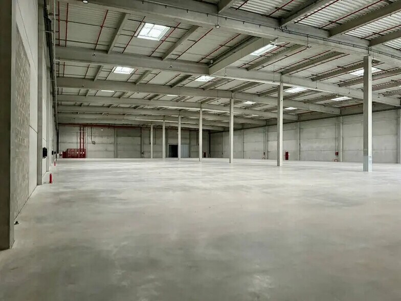 Industrial in ROISSY-EN-FRANCE to rent - Interior Photo - Image 1 of 12