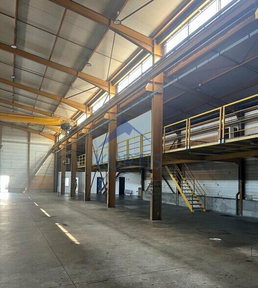 Industrial in Vaulx-en-Velin to rent - Interior Photo - Image 3 of 8