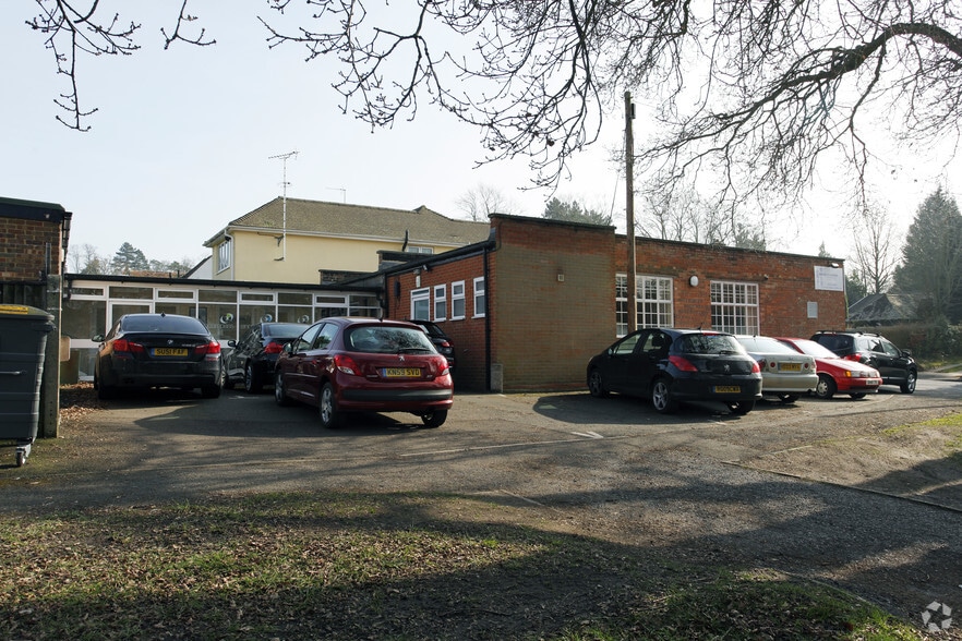 Charters Rd, Ascot to rent - Building Photo - Image 2 of 6