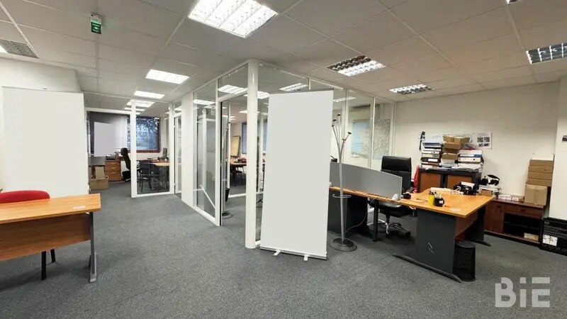 Location Bureaux 169 m² - Photo 1