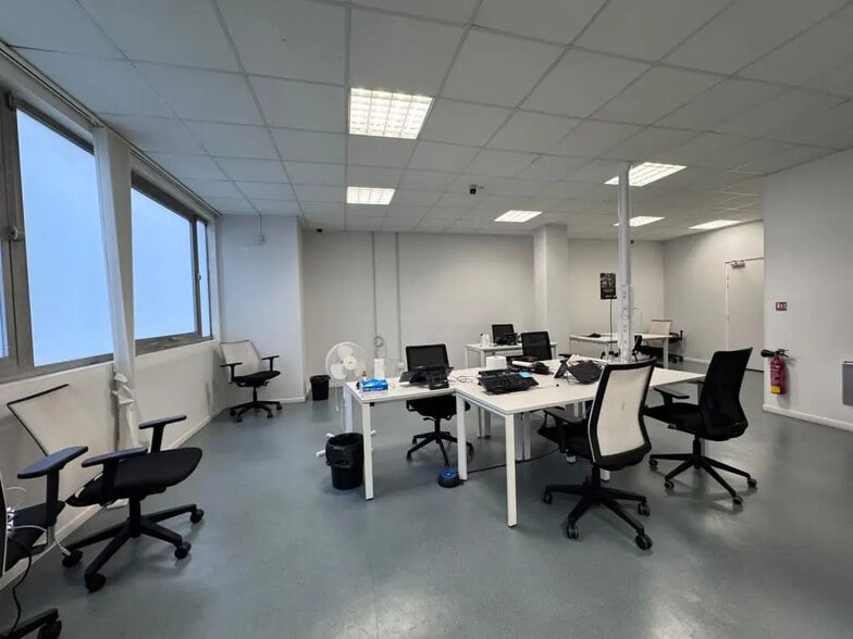 Build-to-Rent in Paris for sale - Building Photo - Image 3 of 11