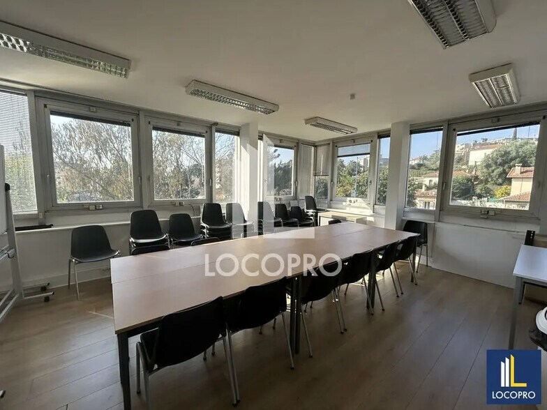 Office in Le Cannet to rent - Building Photo - Image 2 of 8
