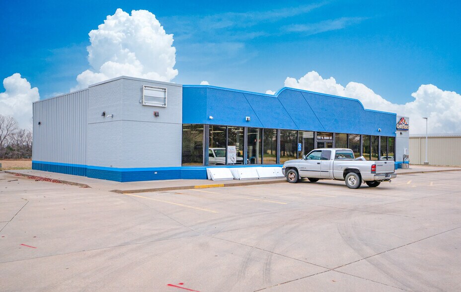 1110 N Main St, Cheney 67025 UK
